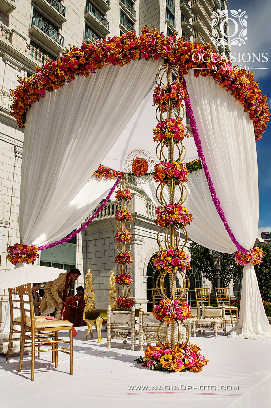 Modern-Round-Mandap-in-White-and-Orange-by-Occasions-by-Shangri-la-OBSevents.jpg