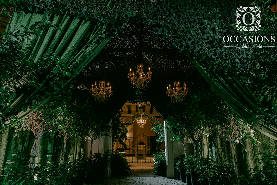 Secret-Garden-Green-Experience-Entrance-with-Chandelier-by-Occasions-by-Shangri-la-OBSevents.jpg